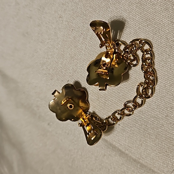 Vintage Mid-Century Gold-tone Flower w/Crystals Sweater Clip - Picture 6 of 6